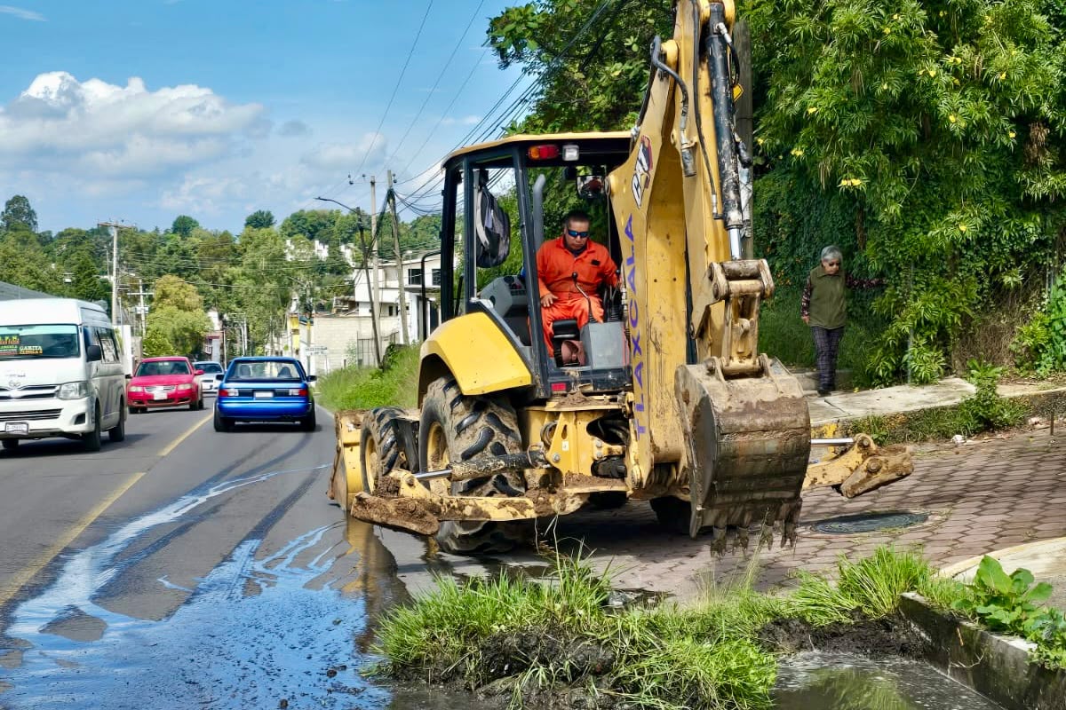 Ayuntamiento de Tlaxcala realiza desazolve de cunetas en Tepehitec